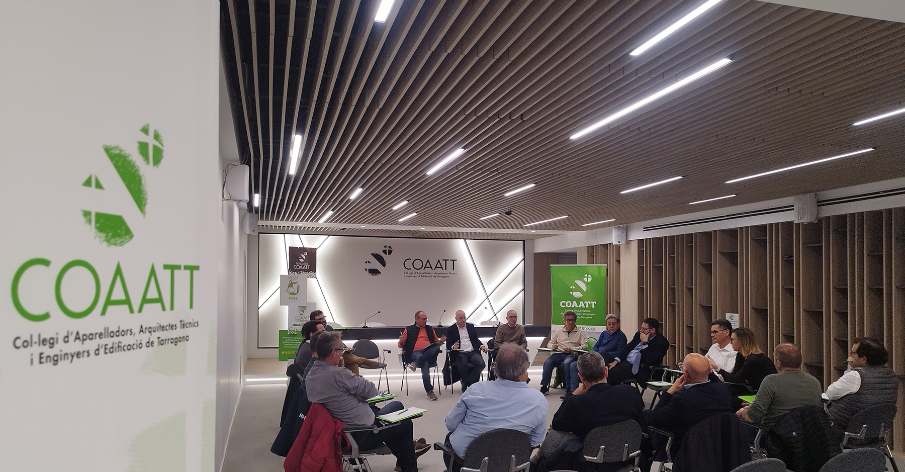 Reunió dels gremis de la construcció i altres agents del sector per analitzar problemes i buscar solucions