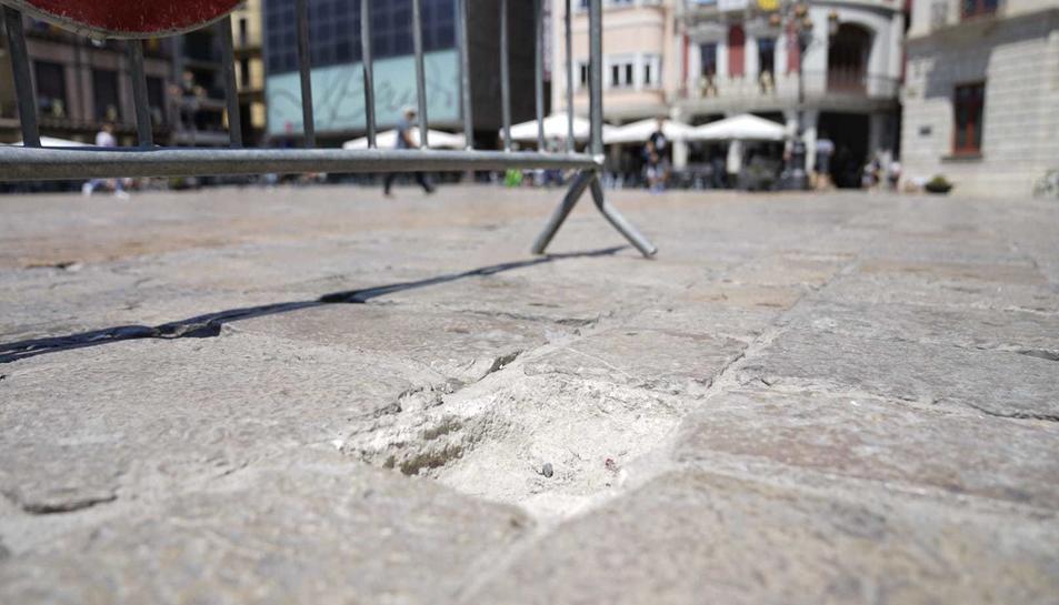 El Gremi de la Construcció del Baix Camp s’ofereix a l’Ajuntament de Reus per subministrar i instal·lar la llamborda desapareguda al Mercadal
